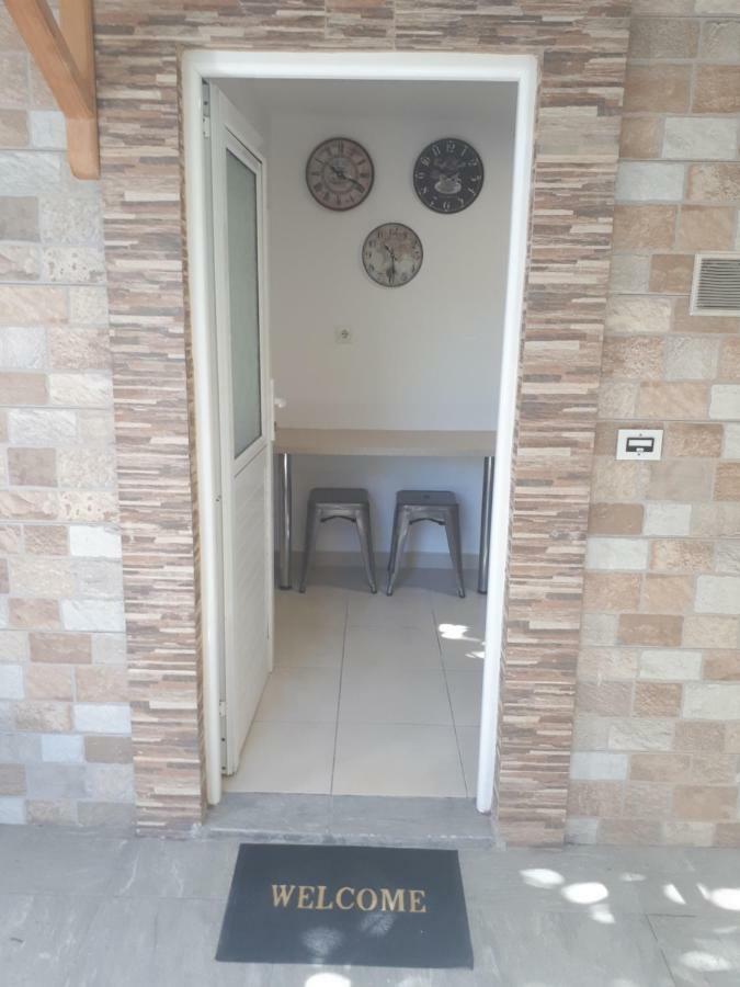 Vivian's Small House